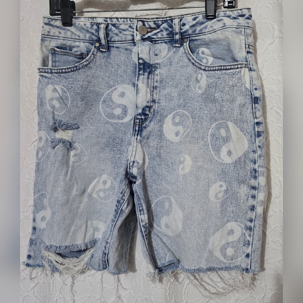 Tinseltown  Ripped Ying-Yang Print Raw-Hem Jean Shorts  Light Blue